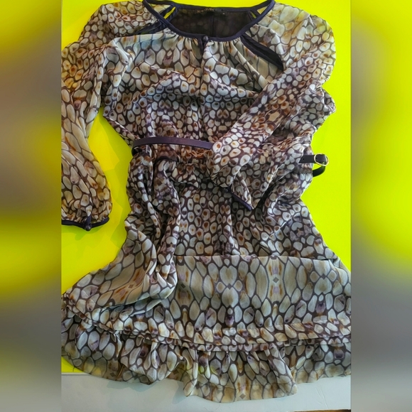 Dress / Blouse Over Denim - Picture 1 of 12